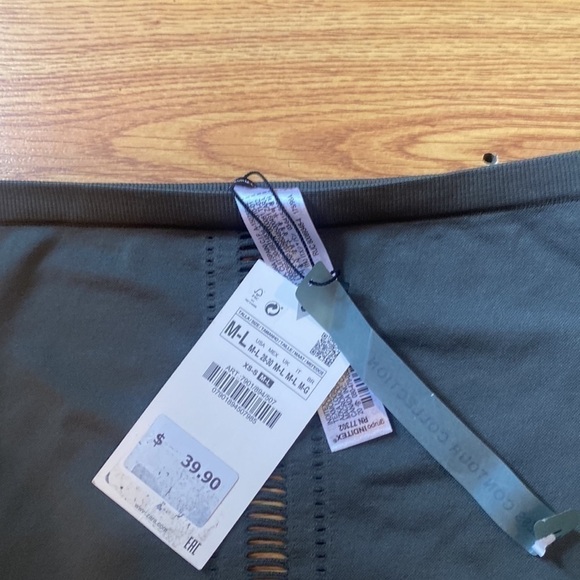 Zara woman off the shoulder bodysuit cut out, detail on front and sleeve .M/L - Picture 7 of 8